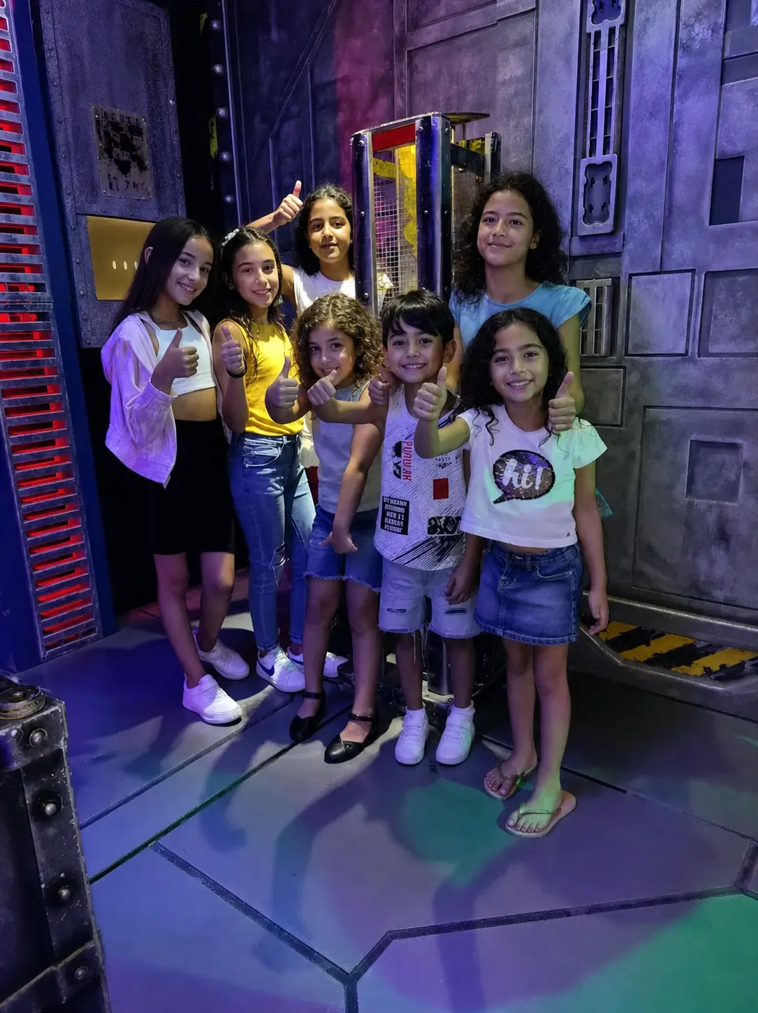 קבוצת ילדות אחרי פעילות בחדר משחקי הגורל