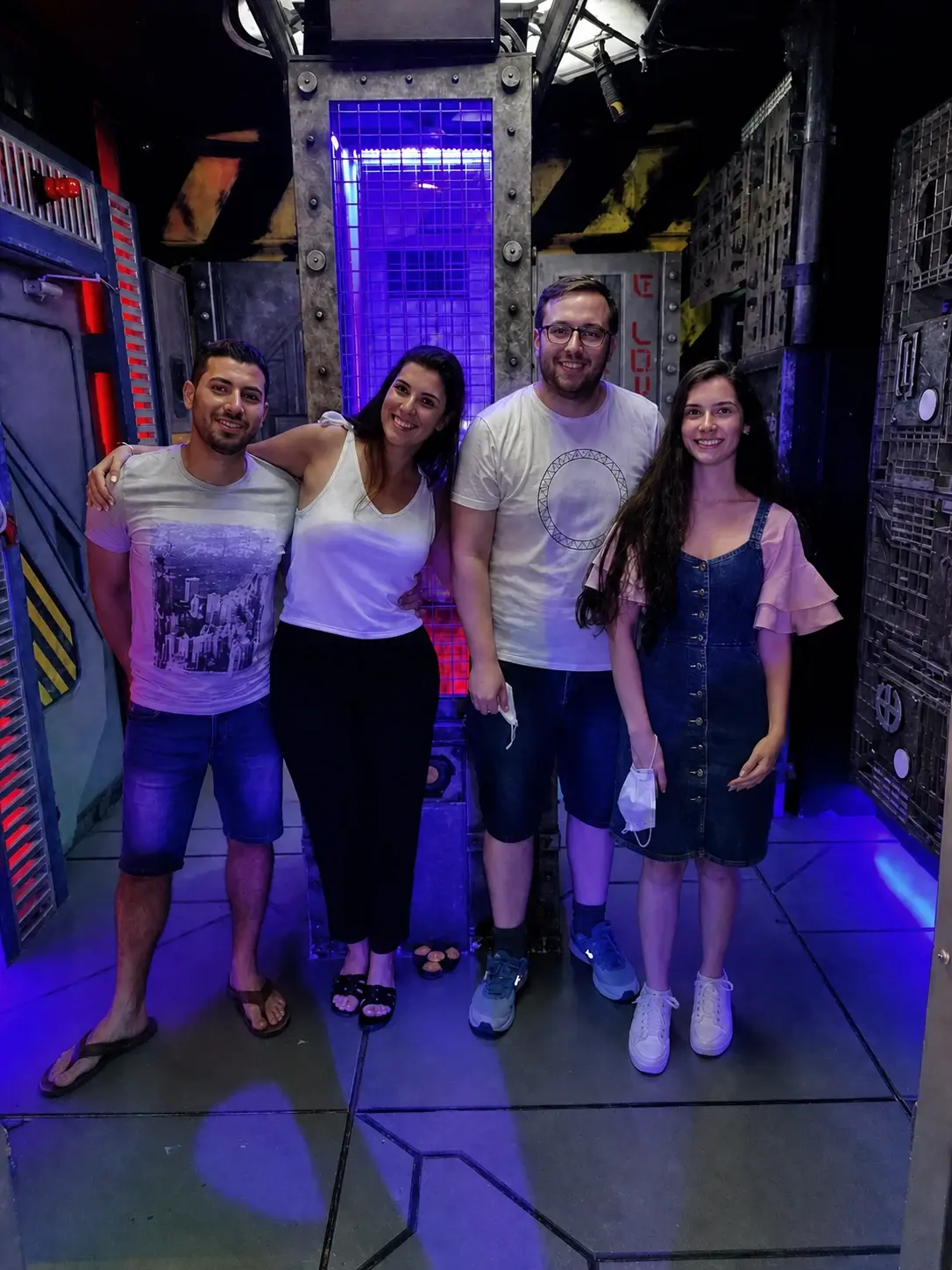 ארבעה משתתפים אחרי משחק בחדר משחקי הגורל המואר בניאון