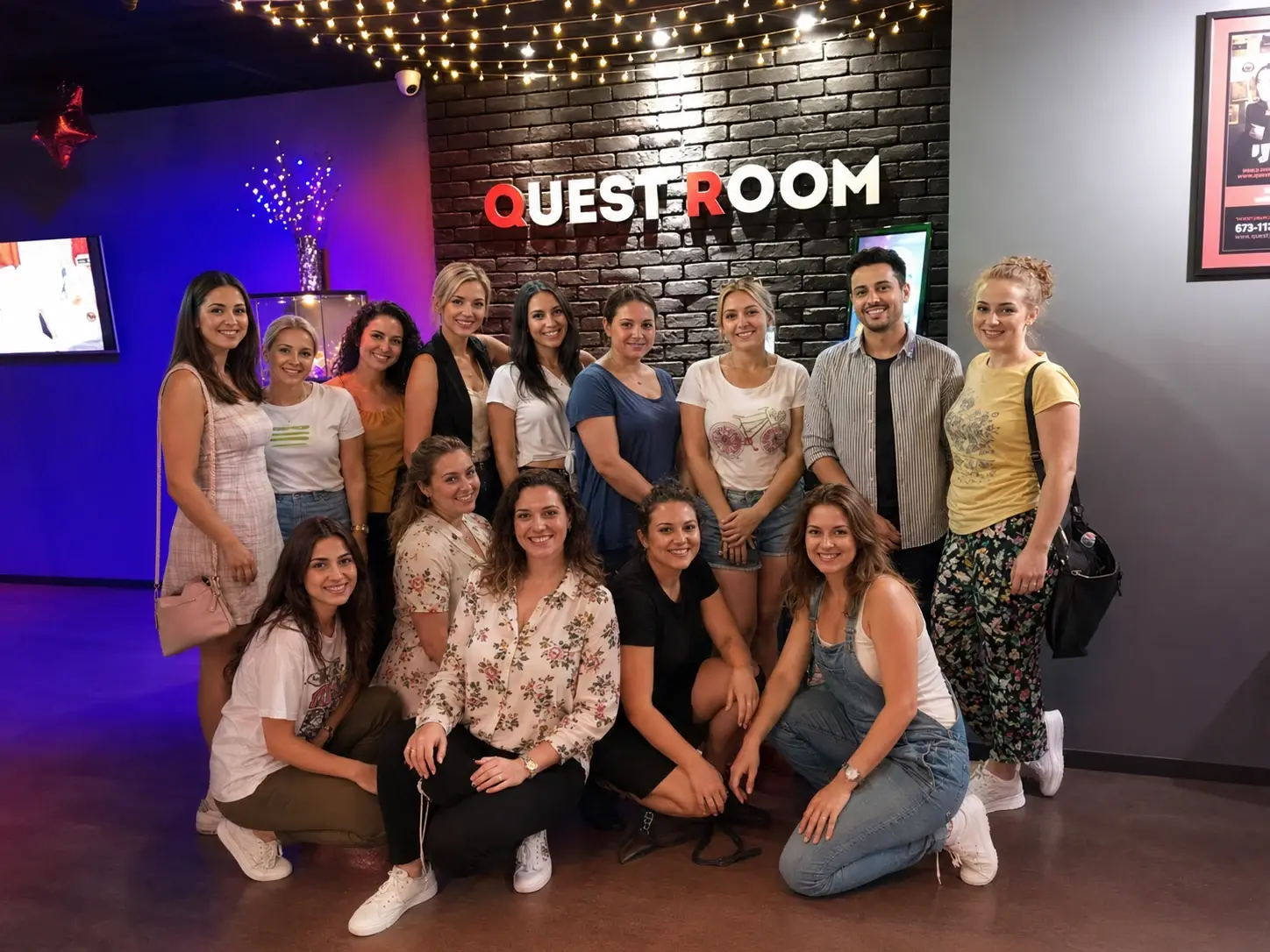 קבוצה גדולה מצטלמת בלובי מתחם חדרי הבריחה Quest Room בחיפה