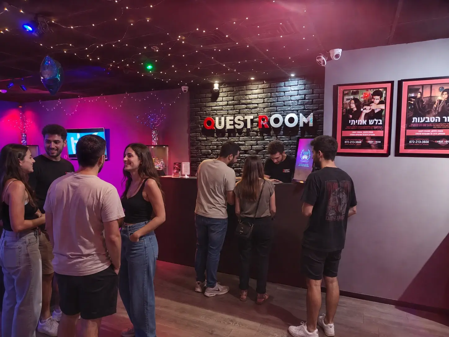 אורחים ממתינים ליד דלפק הקבלה של Quest Room בחיפה