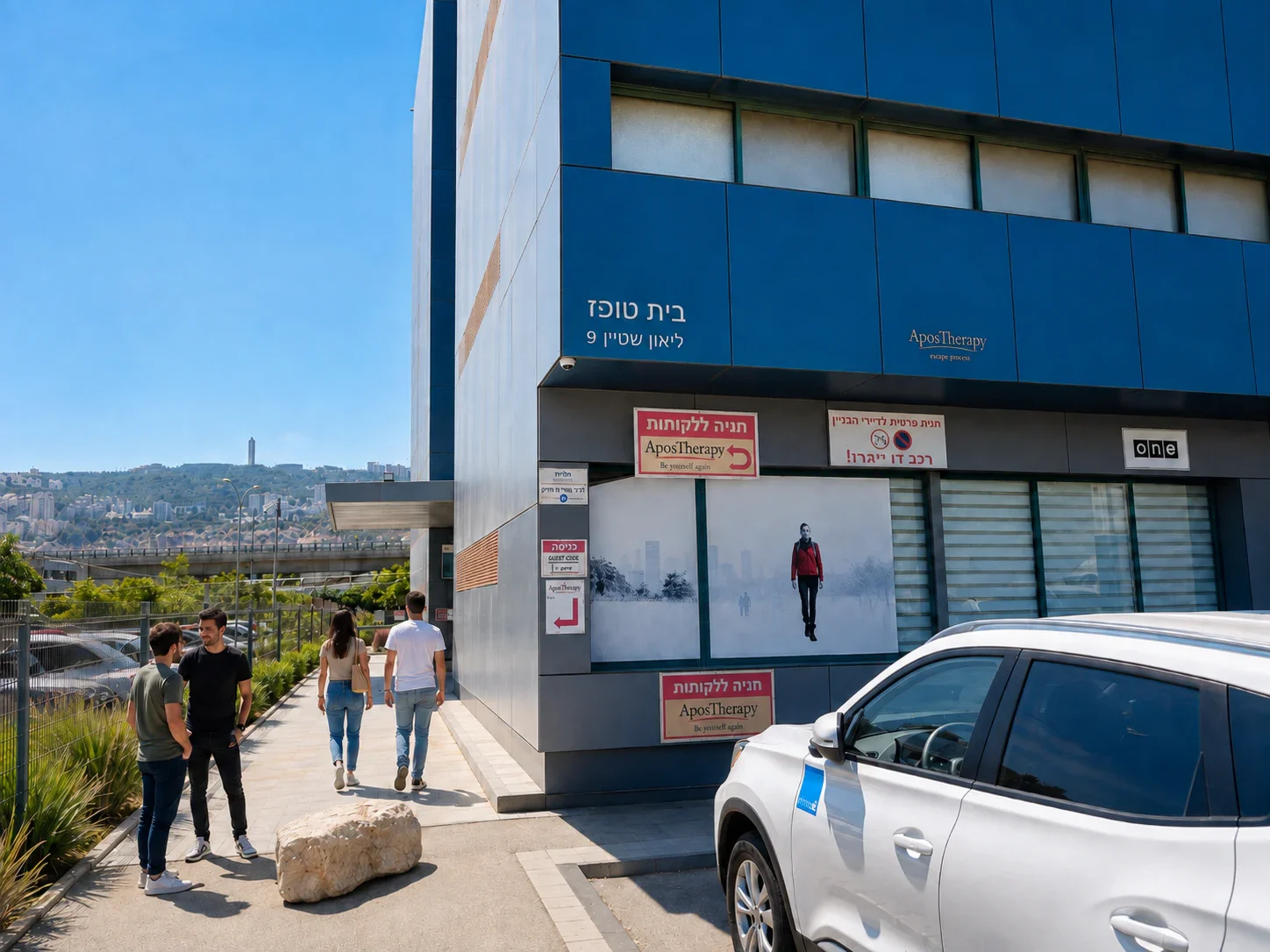 פינת בית טופר בליאון שטיין 9 עם שלט כניסה המכוון למעבר בצד הבניין