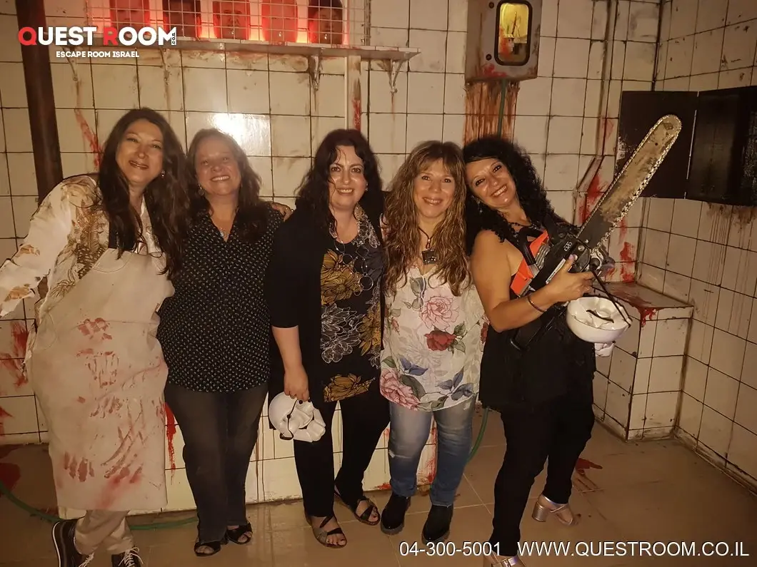 קבוצת חברות עם אביזרי אימה בחדר המסור