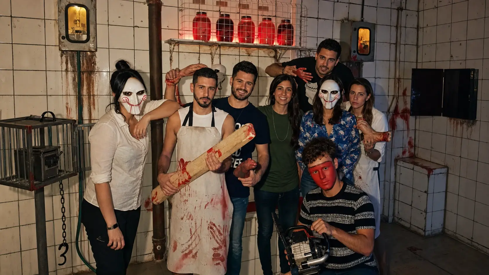 משתתפים ושחקנים מחופשים בחדר האימה המסור
