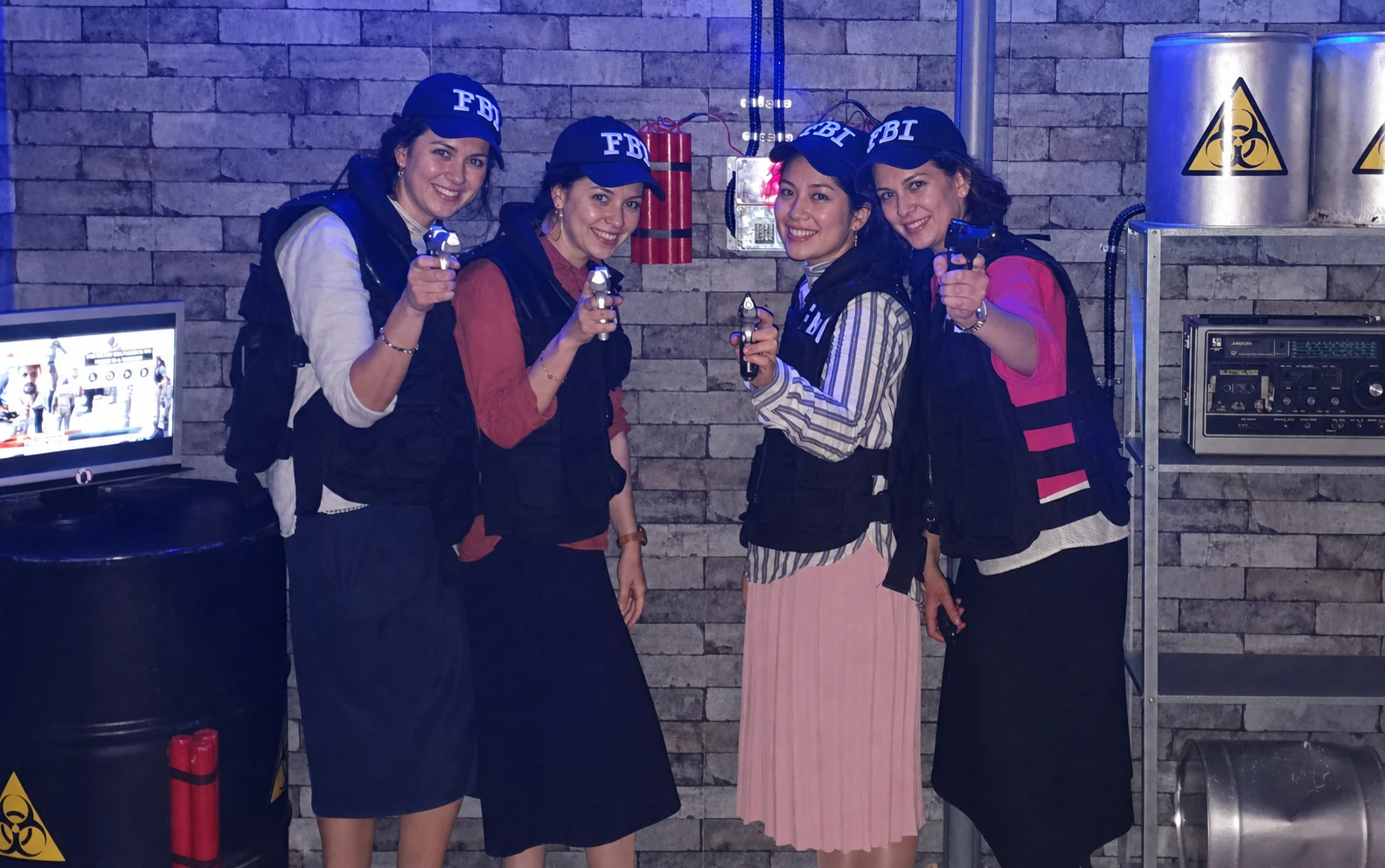 ארבע נשים חרדיות עם כובעי חוקרים בחדר הבריחה בלש אמיתי בחיפה